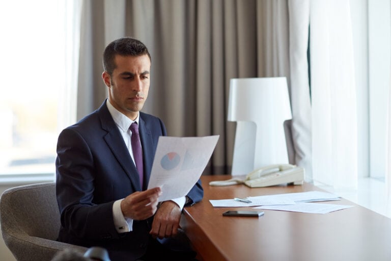 Hombre De Negocios Analizando Gráficos Hotel